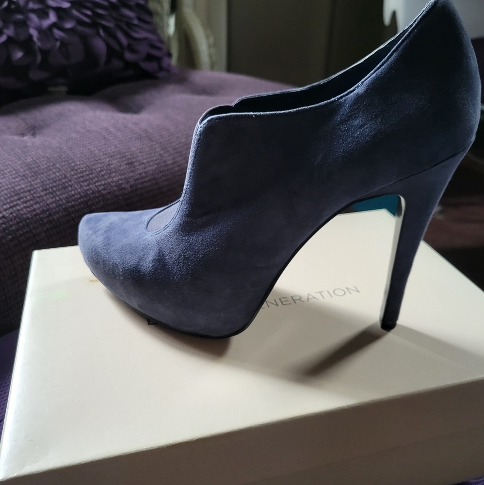BCBG Bbue suede booties